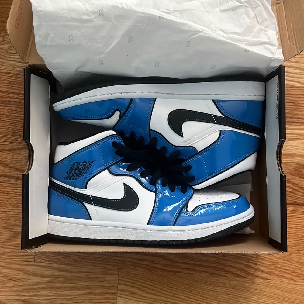 Size 8.5 men’s Jordan 1 mid SE signal blue
